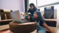 শিশুর সাথে মজার কন্টেন্ট দেখায় অংশ নিতে পারেন আপনিও।