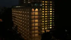 Fotografia colorida mostra prédionetspeed site de apostadez andares ao ladonetspeed site de apostaprédio maior