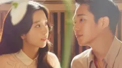 '설강화'는 1987년 서울을 배경으로 여자 기숙사에 피투성이로 뛰어든 명문대생 임수호(정해인 분)와 위기 속에서 그를 감추고 치료해준 여대생 은영로(지수 분)의 사랑 이야기를 담고 있다