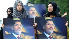 متظاهرون يحملون صور مرسي