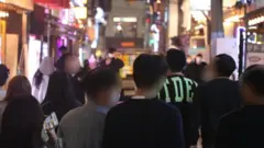 오후 10시 이후 영업을 할 수 있게 된 가게들에서는 늦은 시간까지 담소가 이어졌다