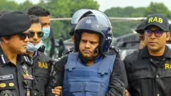 ঢাকায় আনার পর র‍্যাব কর্মকর্তাদের সাথে মোঃ সাহেদ