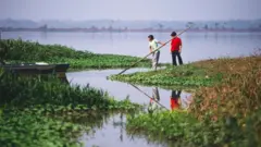 Dos chicos en los Llanos de Moxos