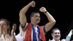 Santiago Peña festeja su triunfo en las presidenciales del domingo en Paraguay junto a su esposa Leticia Ocampos y el expresidente Horacio Cartes