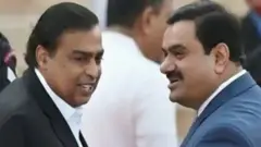 முகேஷ் அம்பானி (இடது) மற்றும் கௌதம் அதானி