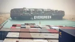 Le canal de Suez est bloqué par un grand porte-conteneurs au Caire, en Égypte, le 24 mars 2021.
