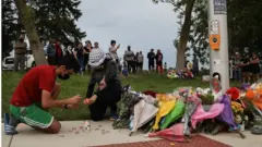 Маркумдарга жан берген жерге жергиликтүү тургундар гүлчамбарлар коюп жатышат