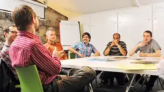 2015년에 '조직 전체에서 일어나는 일을 모두 아는 것이 좋은지, 아니면 소수의 개인으로 제한해 소통하는 것이 더 나은지'를 알아보기 위한 연구가 진행됐다