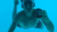 Steven Weber pidiendo matrimonio a su novia bajo el agua.