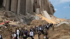 مکرون در محل انفجار