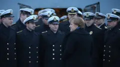 Bundeskanzlerin Angela Merkel spricht mit Angehörigen der Marine