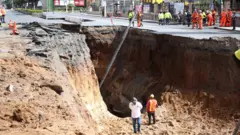 socavón en la avenida de Villa Nueva
