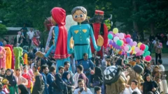 شادپی‌مایی عروسک‌ها. طاق بستان
