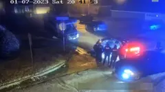 رجال شرطة بالقرب من سيارة