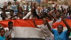 የሱዳን ተቃዋሚዎችና ወታደሩ በመስማማታቸው ወጣቶች ደስታቸውን በአደባባይ ሲገልፁ