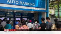 ပုံမှန်မလည်ပတ်နိုင်တော့တဲ့ ဘဏ်စနစ်ကြောင့် အခက်အခဲဖြစ်