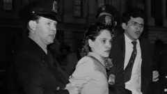 Foto del arresto de tres de los nacionalistas en 1954 luego del atentado en el congreso