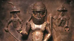 La plaque béninoise du chef Uwangue et des commerçants portugais est l'un des objets restitués au Nigeria.