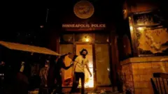 Göstericiler Minneapolis'deki bir polis karakolunu ele geçirdi