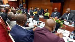 Le Premier ministre ivoirien Amadou Gon Coulibaly (R) s'exprime aux côtés des membres du gouvernement lors d'une réunion avec les dirigeants politiques et les représentants de la société civile du pays le 17 février 2020