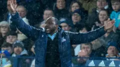 بارتيك فييرا في الملعب ومن ورائه جمهور المشجعين