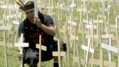 O indígena Eliseu Lopes Guarani-Kaiowá protesta em Brasília em 2012