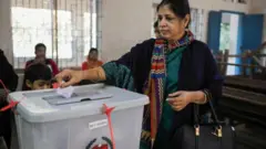 ৩০শে ডিসেম্বর ২০১৮-র নির্বাচনে ভোট দিচ্ছেন এক নারী