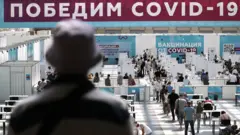 Люди в пункте вакцинации в Гостином дворе в Москве