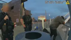 Polisin üzerindeki kamera kayıtlarında, üç memurun Sean Bickings'le göle atlamadan önce konuştukları görülüyor