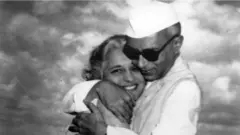 પંડિત જવાહરલાલ નહેરુ સાથે તેમના બહેન શ્રીમતી વિજ્યાલક્ષ્મી પંડિત