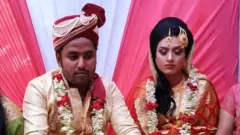 বিয়ে বাড়ির অতিথিদের সঙ্গে বর কনে।