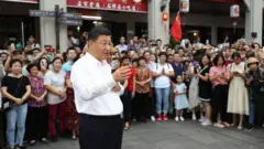 習近平考察潮州市牌坊街時，同市民交流