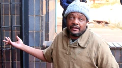 Dan jaridar Zumbabwe Hopewell Chinono yayin da ya isa wata kotu a Harare