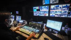 باید بین مطلع بودن از مسائل و اطلاعات بیش از حد تعادل برقرار کرد و اگر اطلاعات زیادی به اضطراب ختم می‌شود بهتر است کمتر خود را در معرض اخبار قرار دهیم