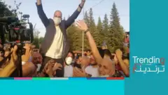 وزير الصحة اللبناني يدبك في زمن الكورونا محمولا على الأكتاف!