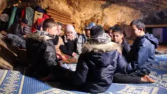 فتاة من عائلة نازحة بإدلب