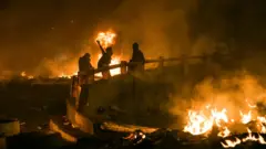Protestocular Quito sokaklarını molotof kokteylleriyle ateşe verdi