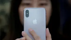 Mujer con iPhone