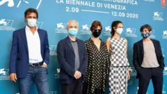 Lacci filminin ekibi maskeleriyle festivale katıldı