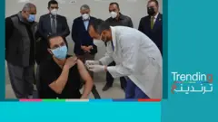 أحد أفراد الأطقم الطبية يتلقى لقاح كورونا