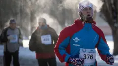 Corredor participando en una media maratón en Rusia.