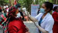 सरकारले मन्दिरलगायत सार्वजनिक स्थलमा भीडभाड रोक्न जनस्वास्थ्य मापदण्ड जारी गरेपनि त्यो लागू हुन सकेको छैन