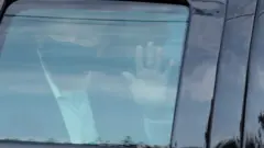 الرئيس الأمريكي دونالد ترامب في سيارة أمام مركز والتر ريد الطبي العسكري