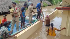 వరద బాధితులను రక్షిస్తున్న సిబ్బంది