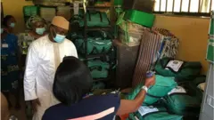 Shugaban INEC, Farfesa Mahmood Yakubu ya je duba kayan aiki a ofishin hukumar da ke ƙaramar hukumar Ifedore ta Ondo