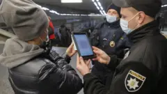 Проверка сертификатов о вакцинации в метро Киева