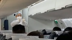 ရန်ကုန်လေဆိပ်ကမထွက်ခွာခွင် လုံခြုံရေးလုပ်ငန်းစဥ်တွေ ရှင်းပြနေတဲ့ လေယာဥ်ဝန်ထမ်းတစ်ဦး