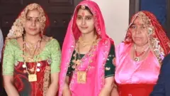 મહિલા