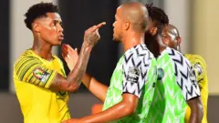 Aworan agbabọọlu Naijiria ati akẹgbẹ rẹ ọmọ South Afrika