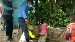 ፖሊሶች ግለሰቧን ሲደበድቡ